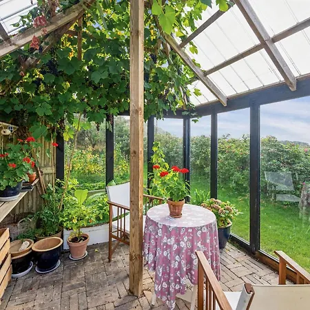 בית נופש 4 Bedroom Stunning In Karby
