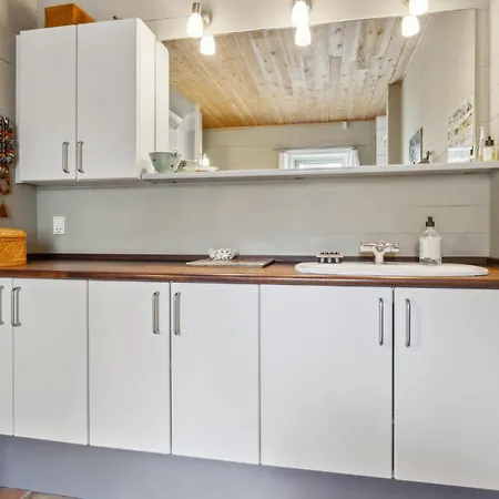 בית נופש 4 Bedroom Stunning In