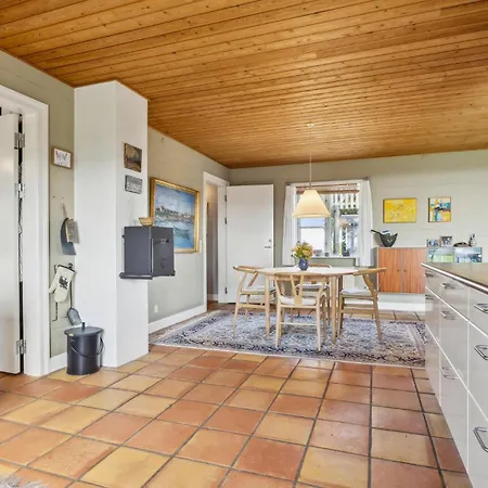 בית נופש 4 Bedroom Stunning In