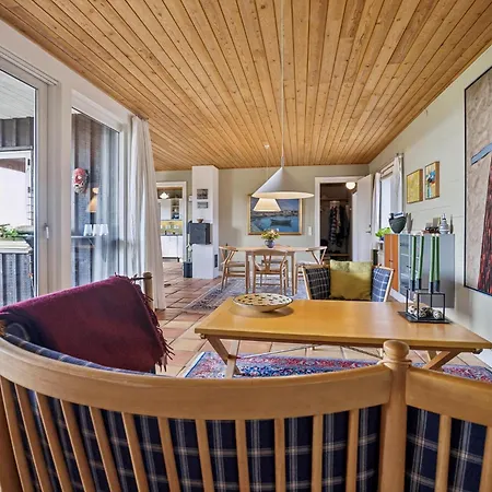 בית נופש 4 Bedroom Stunning In Karby